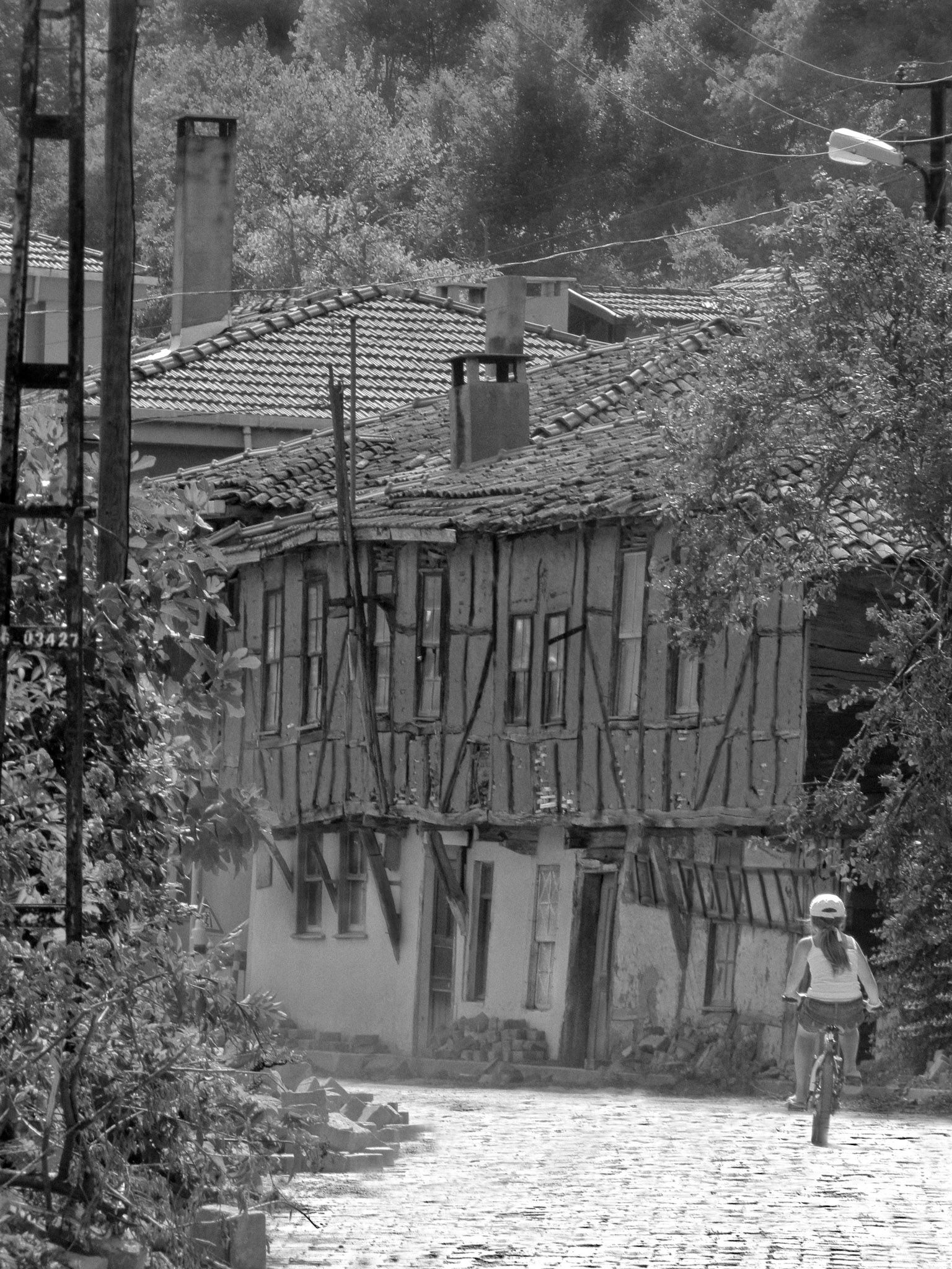 Pavés et colombages, Turquie,  (2011), 15 tirages 30x40cm, papier Fine Art Prestige RAG Baryta, sous cadre noir