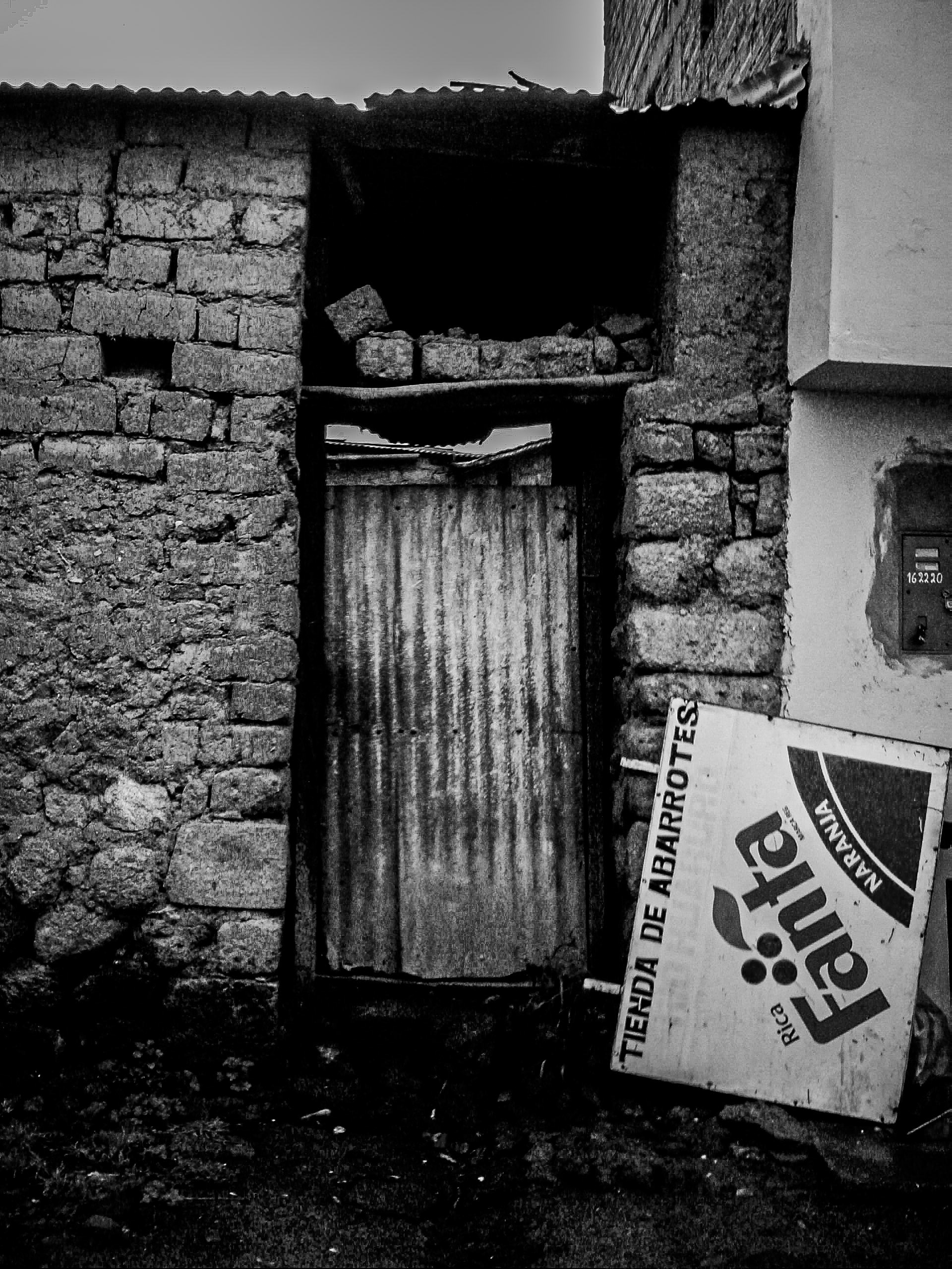 Entrance, Colca Valley, Perou, 2005.. 15 tirages,30X40cm, papier Fine Art Prestige RAG Baryta, sous cadre noir
