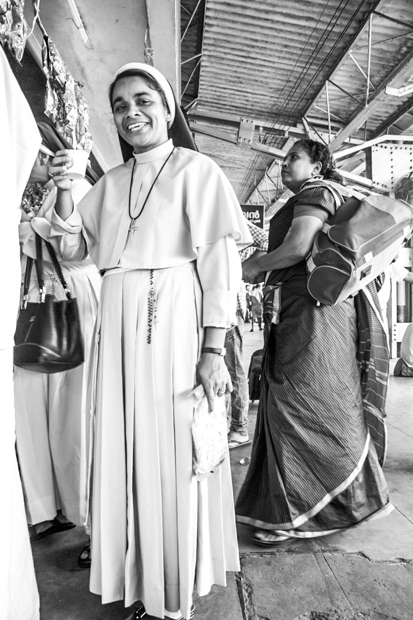 Soeur en gare de Bengalore, Inde 2014