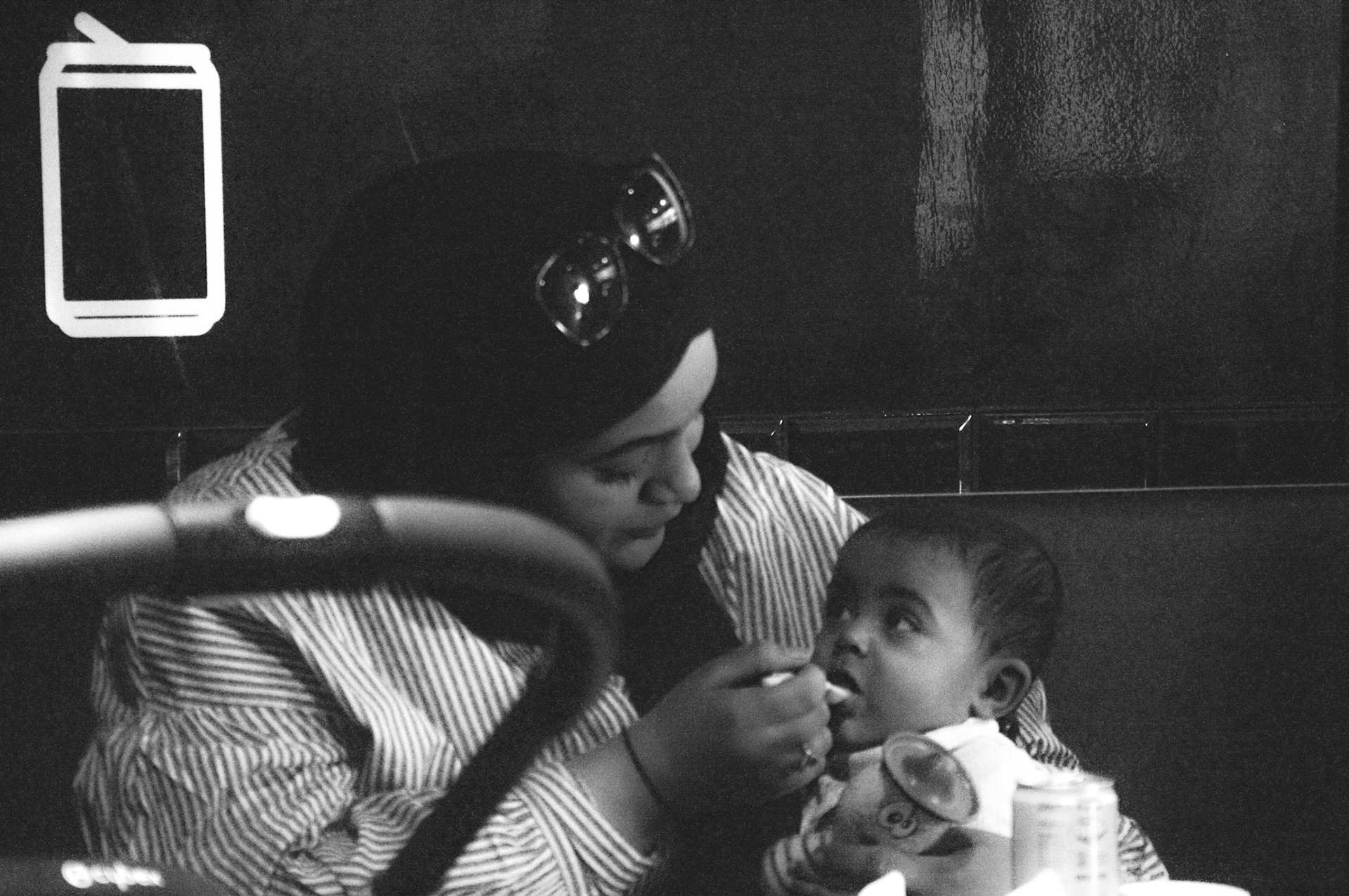 Mère et fils. Banlieue Parisienne.