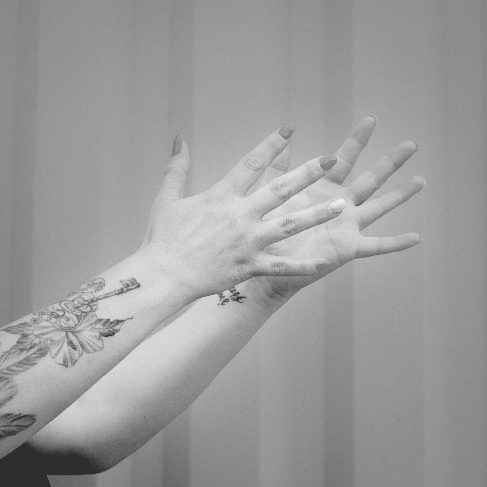 SIGNER  (langue des signes)