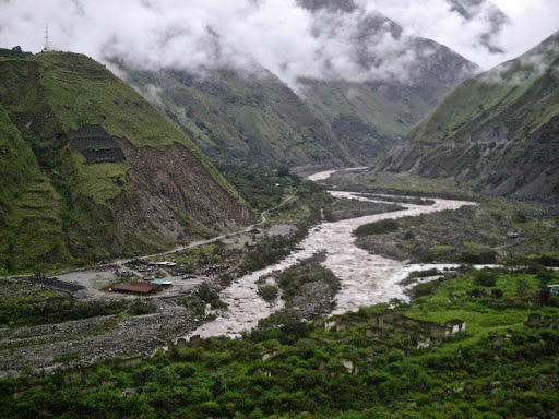 Rivière en crue à franchir, près d'Agua Caliente, Pérou