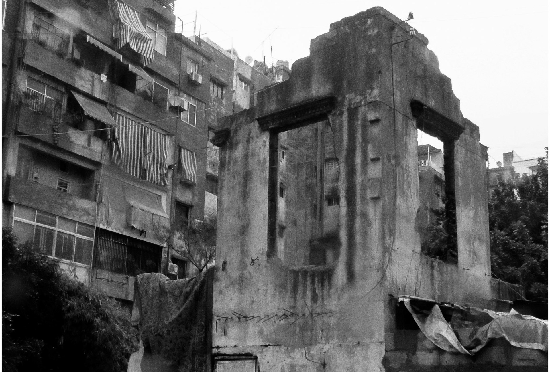 Vestige et pluie, Beyrouth. Liban (2011), 15 tirages 30x45cm, papier Fine Art Prestige RAG Baryta, sous cadre noir