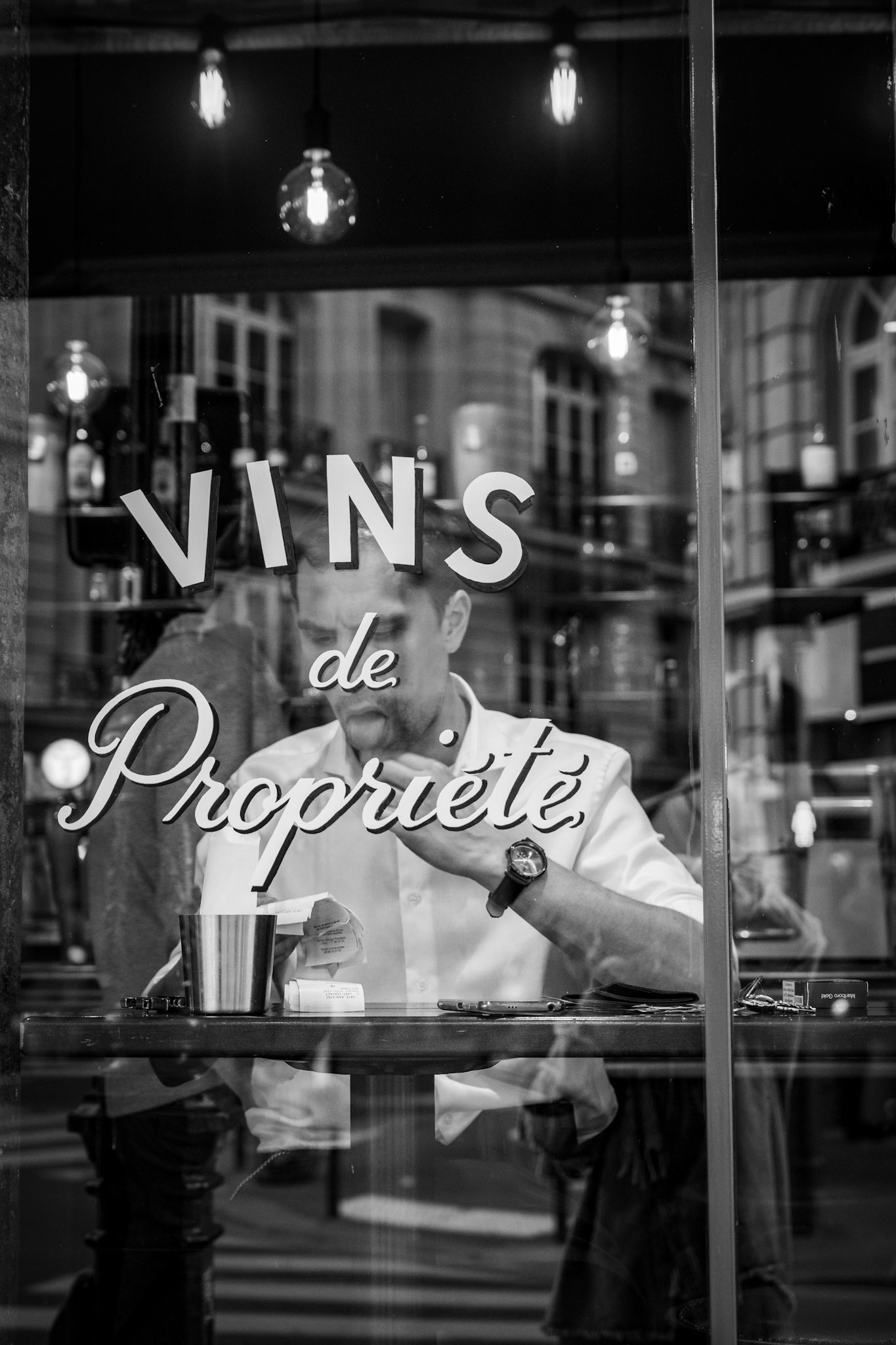 Garçon, off. Brasserie traditionnelle parisienne