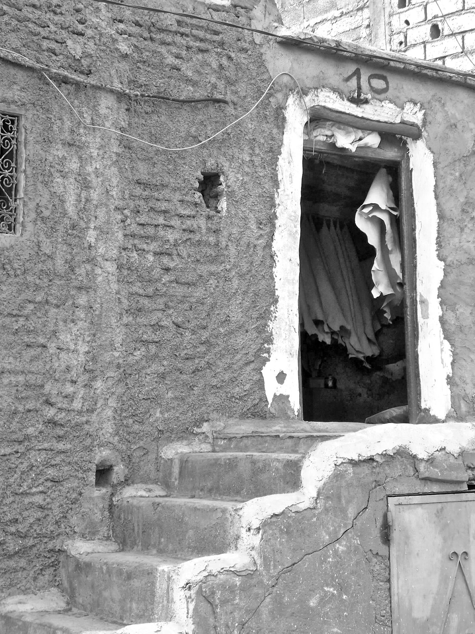 Porte 10 de la tannerie, Marrakech,Maroc, (2009), 15 tirages 30x40cm, papier Fine Art Prestige RAG Baryta, sous cadre noir