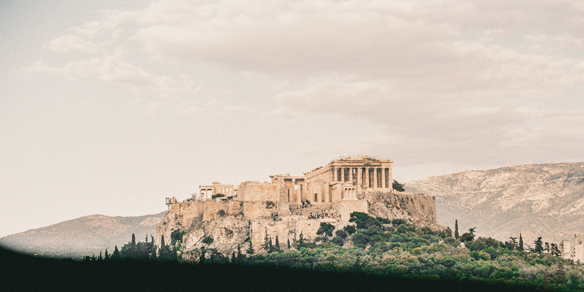 While taking this photo, I unfortunately had an unnoticed shutter issue that caused the black line under the image.