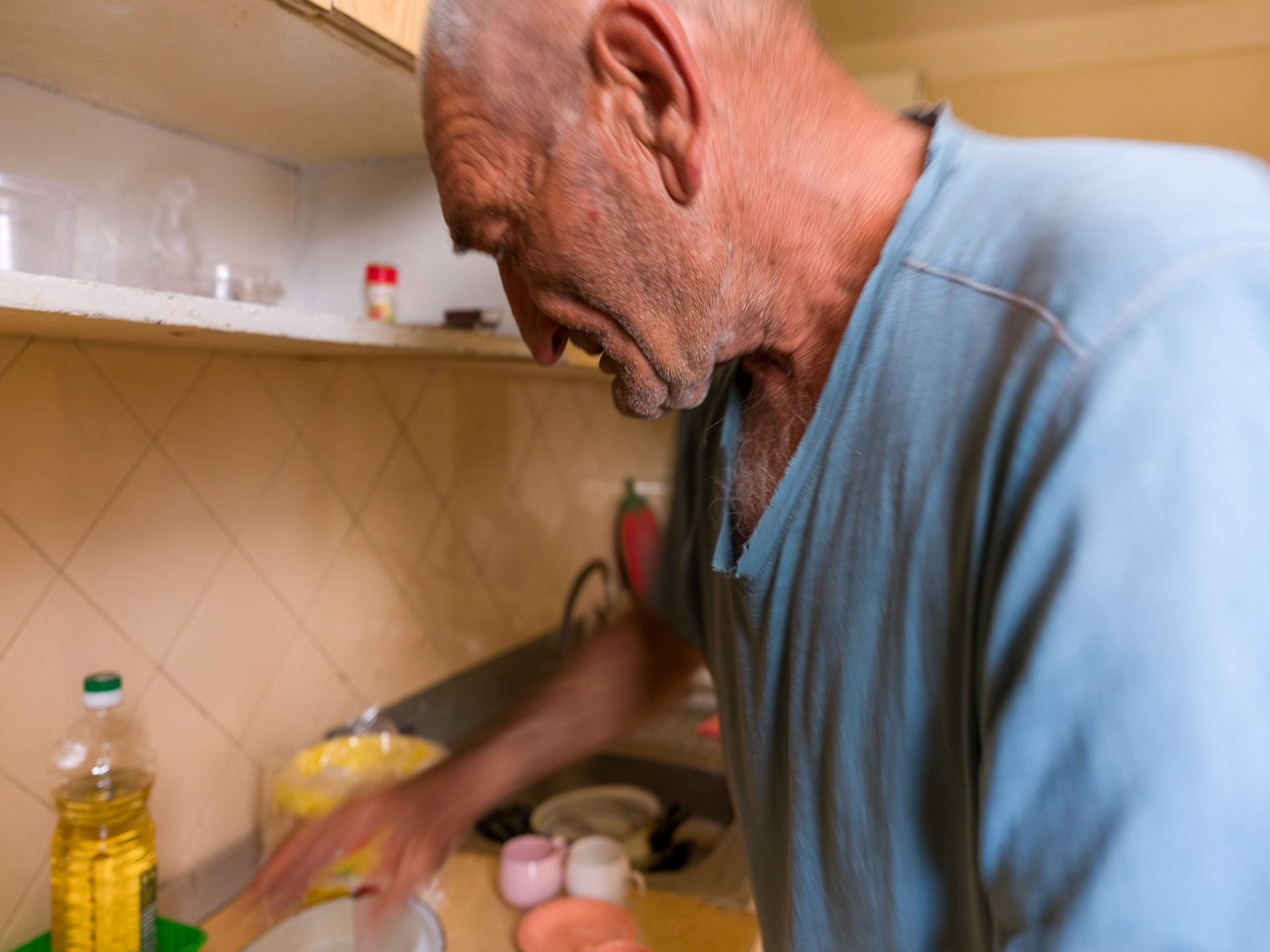 Garik, 72 years old, survived a stroke, learns how to live alone after his wife passed.
