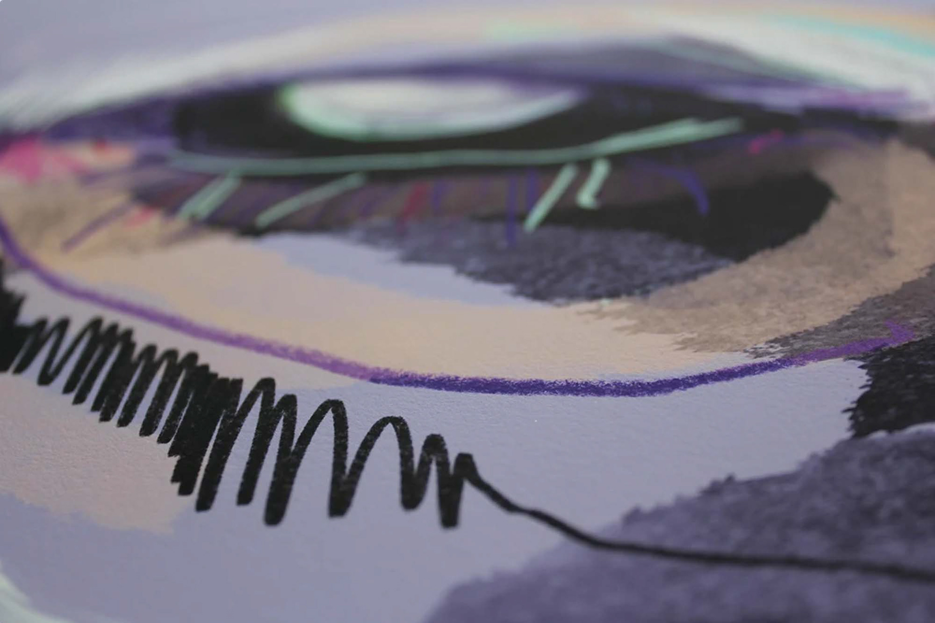Fine Art Print „EYE“ von Anne‑Marie Kersten – ausdrucksstarkes, stilisiertes Auge in Mixed Media Technik auf lila Hintergrund / Fine art print “EYE” by Anne‑Marie Kersten – expressive, stylized eye using mixed media on lavender background