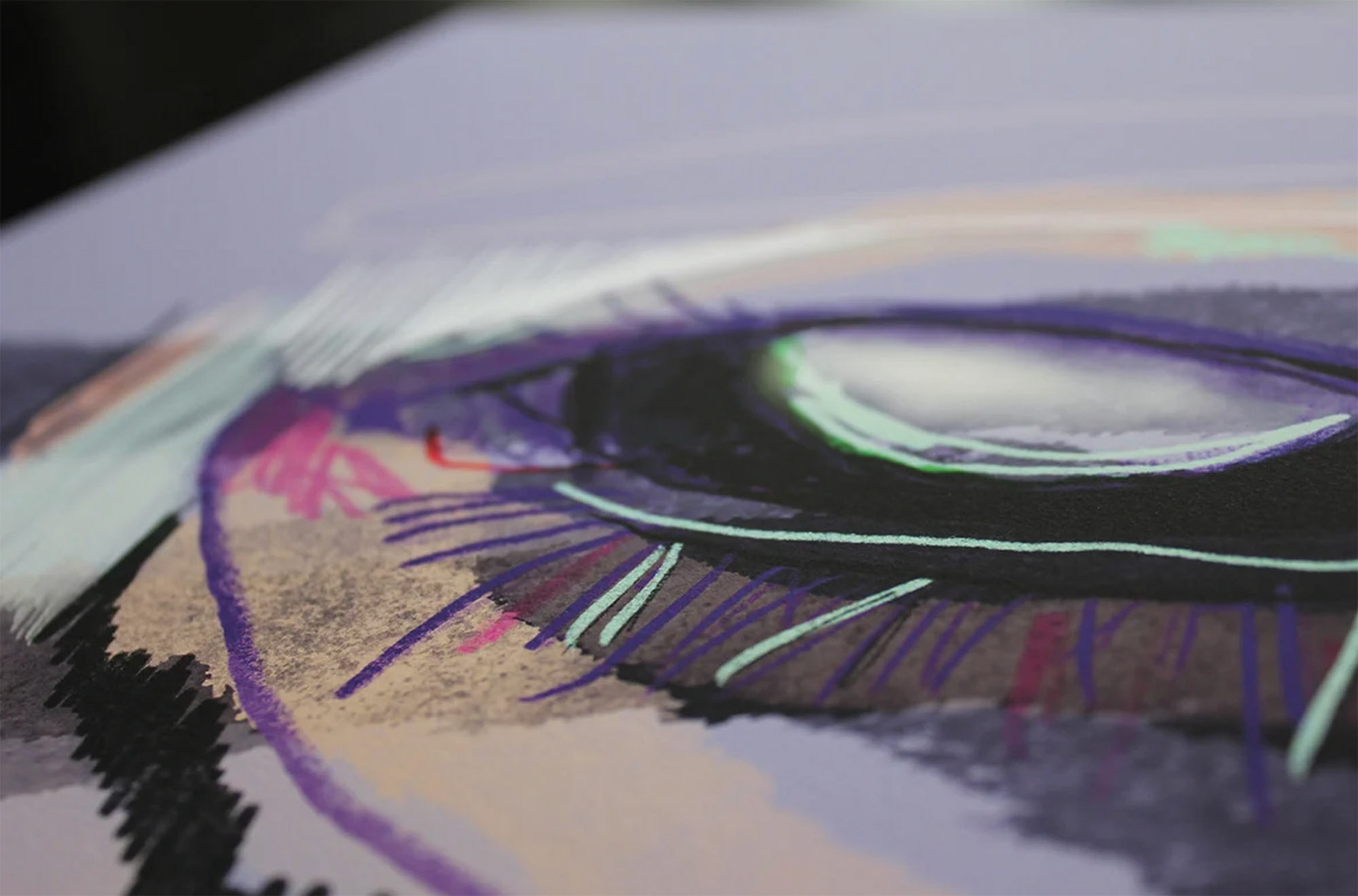 Fine Art Print „EYE“ von Anne‑Marie Kersten – ausdrucksstarkes, stilisiertes Auge in Mixed Media Technik auf lila Hintergrund / Fine art print “EYE” by Anne‑Marie Kersten – expressive, stylized eye using mixed media on lavender background