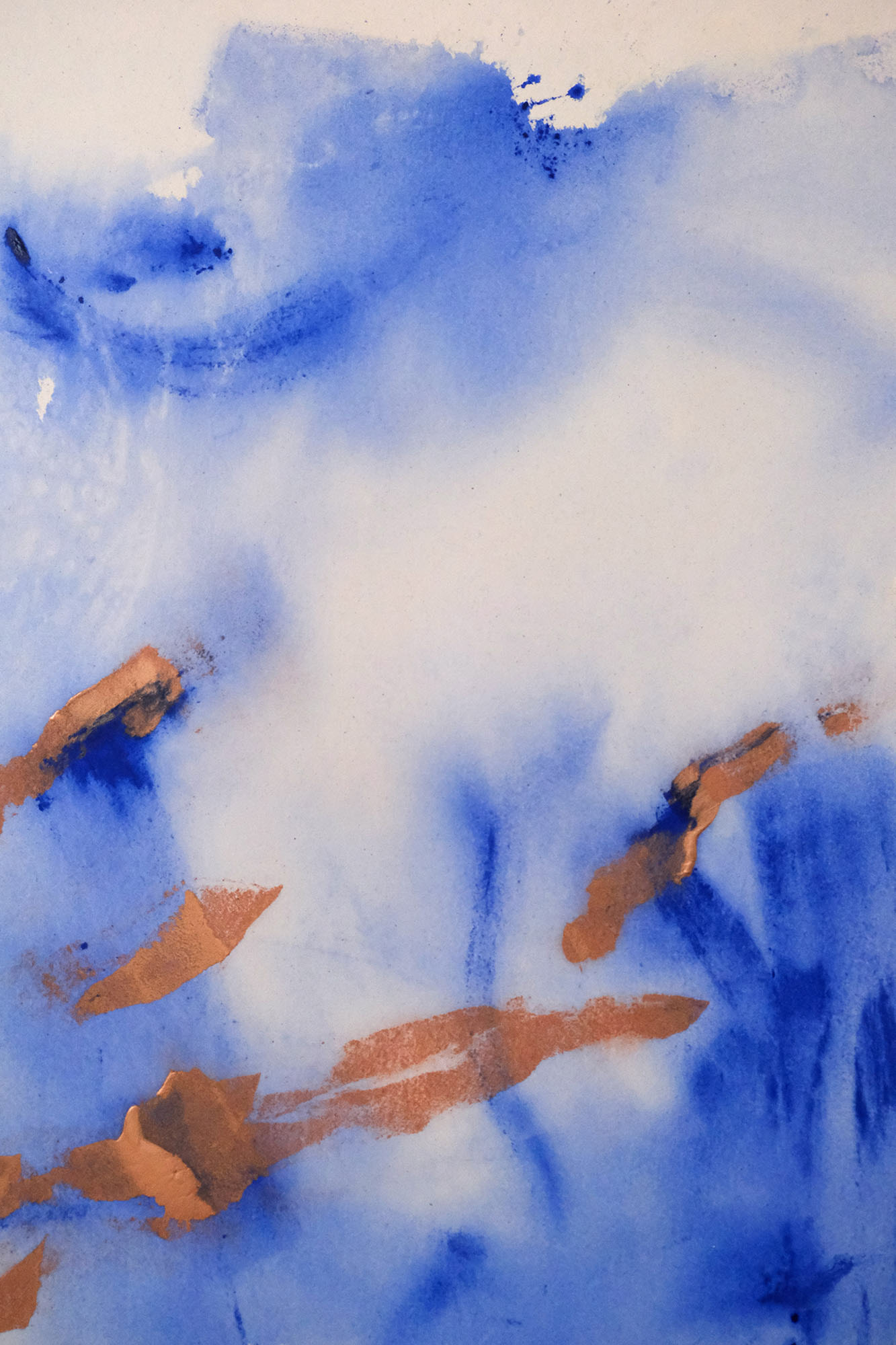 Abstract painting titled "Copper Echoes" by Anne Marie Kersten, featuring fluid blue washes and striking copper accents on a natural beige canvas background. Abstraktes Gemälde mit dem Titel "Copper Echoes" von Anne Marie Kersten, mit fließenden blauen Farbverläufen und auffälligen kupferfarbenen Akzenten auf naturfarbenem Leinwandhintergrund.