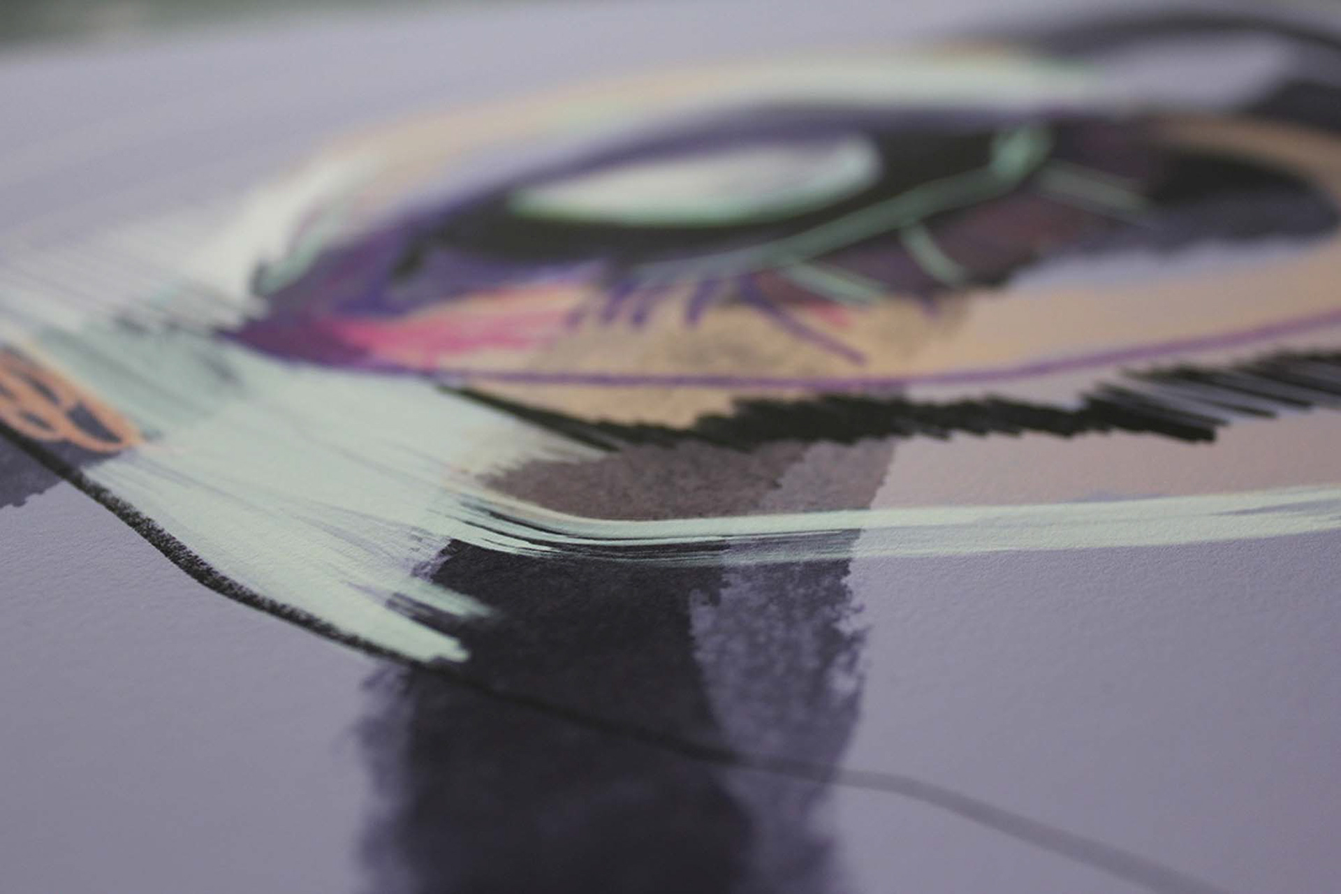 Fine Art Print „EYE“ von Anne‑Marie Kersten – ausdrucksstarkes, stilisiertes Auge in Mixed Media Technik auf lila Hintergrund / Fine art print “EYE” by Anne‑Marie Kersten – expressive, stylized eye using mixed media on lavender background
