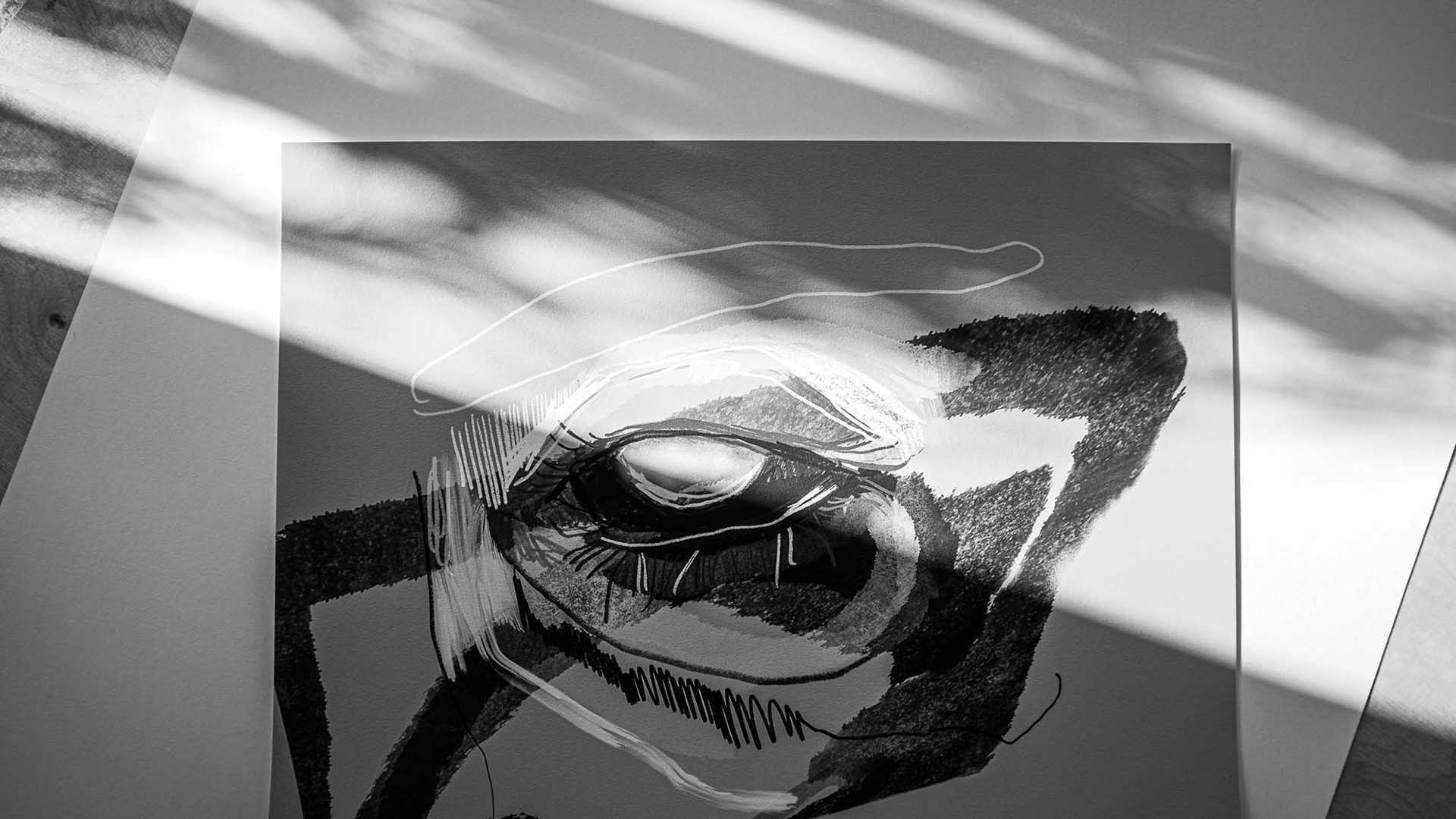 Fine Art Print „EYE“ von Anne‑Marie Kersten – ausdrucksstarkes, stilisiertes Auge in Mixed Media Technik auf lila Hintergrund / Fine art print “EYE” by Anne‑Marie Kersten – expressive, stylized eye using mixed media on lavender background