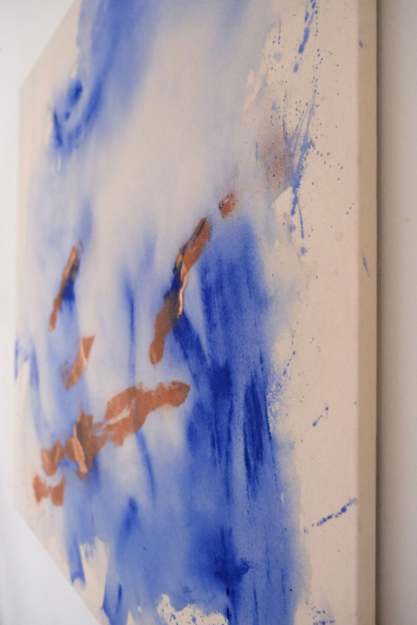 Abstract painting titled "Copper Echoes" by Anne Marie Kersten, featuring fluid blue washes and striking copper accents on a natural beige canvas background. Abstraktes Gemälde mit dem Titel "Copper Echoes" von Anne Marie Kersten, mit fließenden blauen Farbverläufen und auffälligen kupferfarbenen Akzenten auf naturfarbenem Leinwandhintergrund.