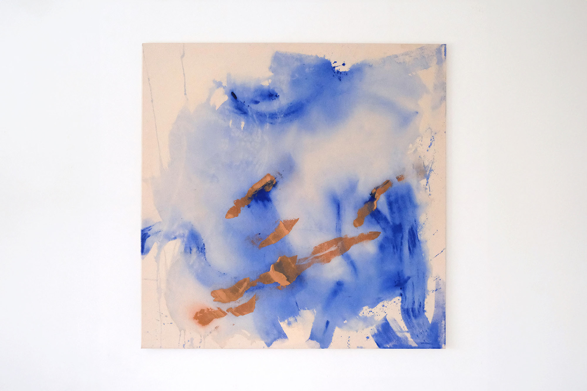 Abstract painting titled "Copper Echoes" by Anne Marie Kersten, featuring fluid blue washes and striking copper accents on a natural beige canvas background. Abstraktes Gemälde mit dem Titel "Copper Echoes" von Anne Marie Kersten, mit fließenden blauen Farbverläufen und auffälligen kupferfarbenen Akzenten auf naturfarbenem Leinwandhintergrund.