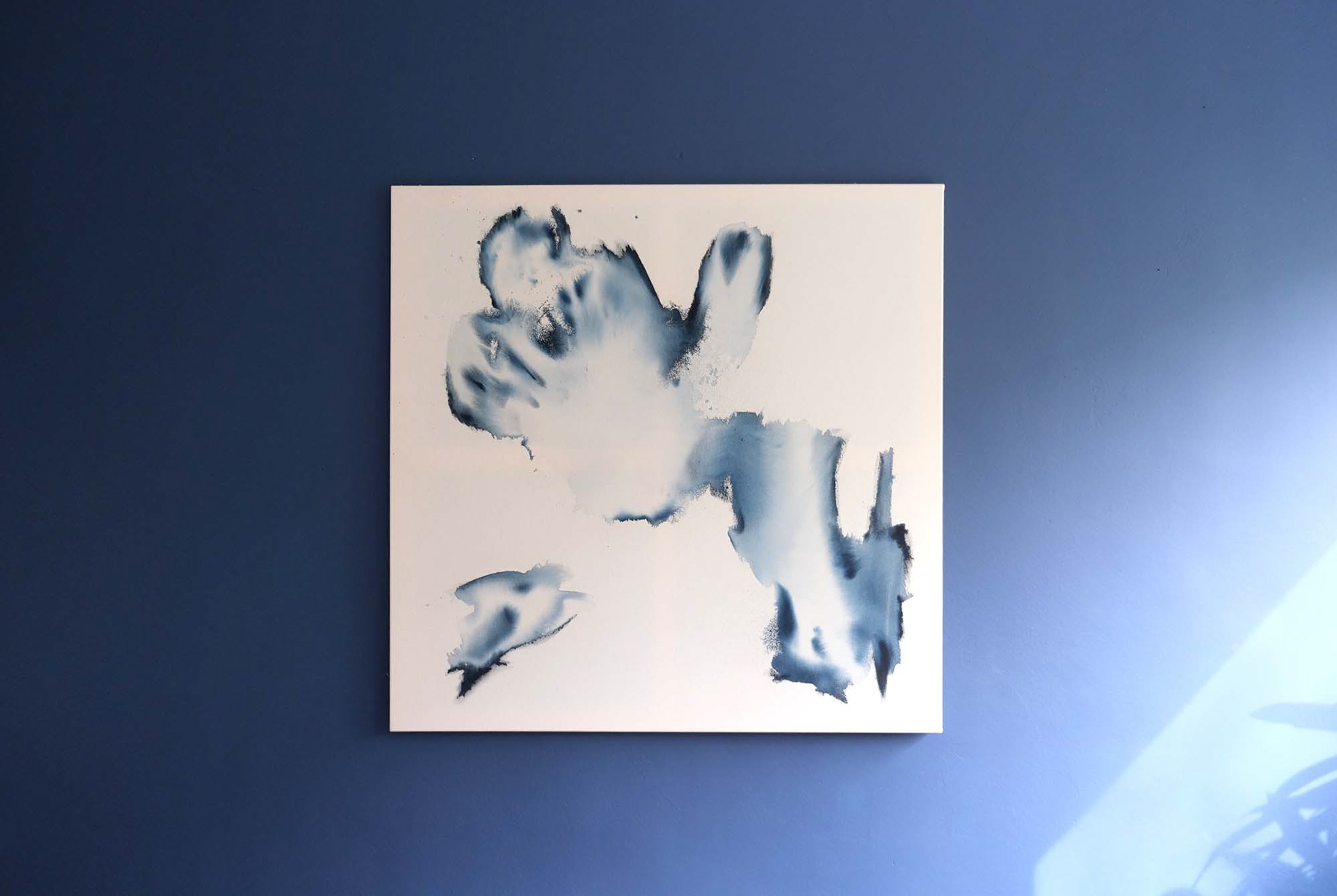 Abstrakte Malerei ‚Blue‘ von Anne Marie Kersten – blaue Tintenformen auf weißer Leinwand, die an organische Bewegung erinnern / Abstract painting ‘Blue’ by Anne Marie Kersten – blue ink on white canvas evoking organic forms"