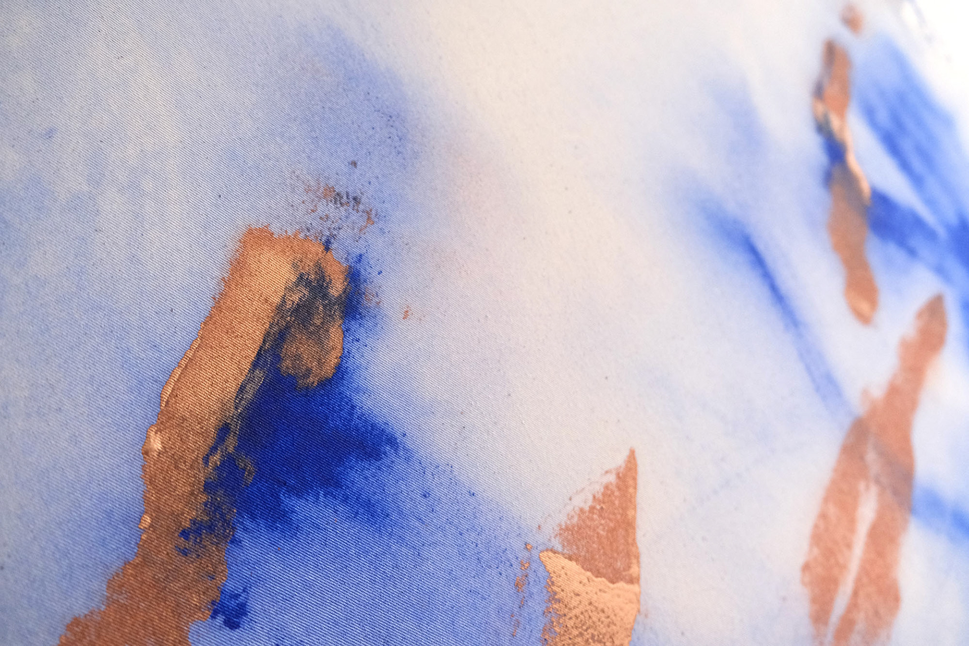 Abstract painting titled "Copper Echoes" by Anne Marie Kersten, featuring fluid blue washes and striking copper accents on a natural beige canvas background. Abstraktes Gemälde mit dem Titel "Copper Echoes" von Anne Marie Kersten, mit fließenden blauen Farbverläufen und auffälligen kupferfarbenen Akzenten auf naturfarbenem Leinwandhintergrund.
