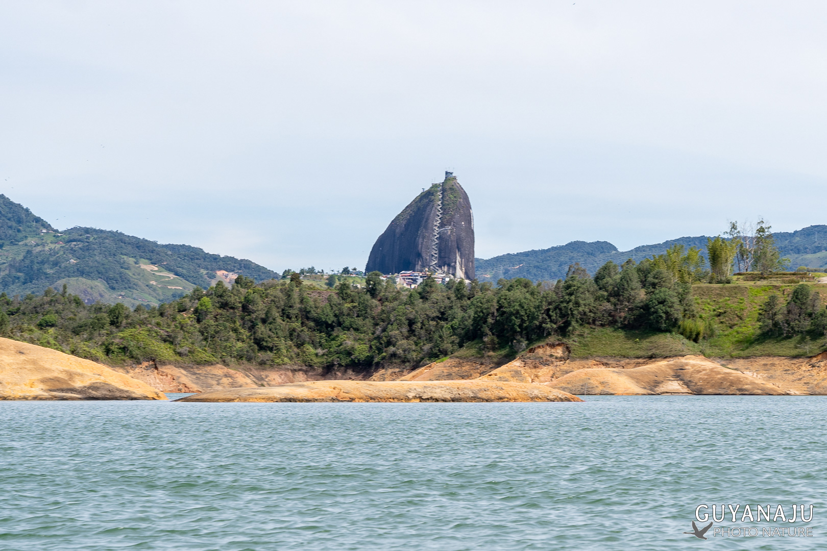 Le penol de Guatape depuis le lac.