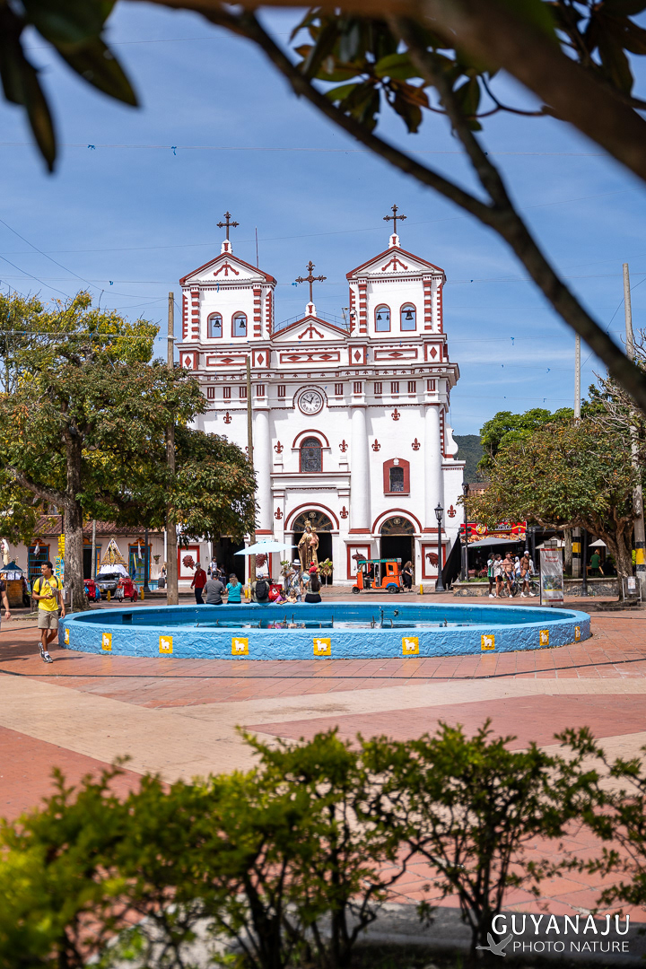 Place centrale de Guatape et son église