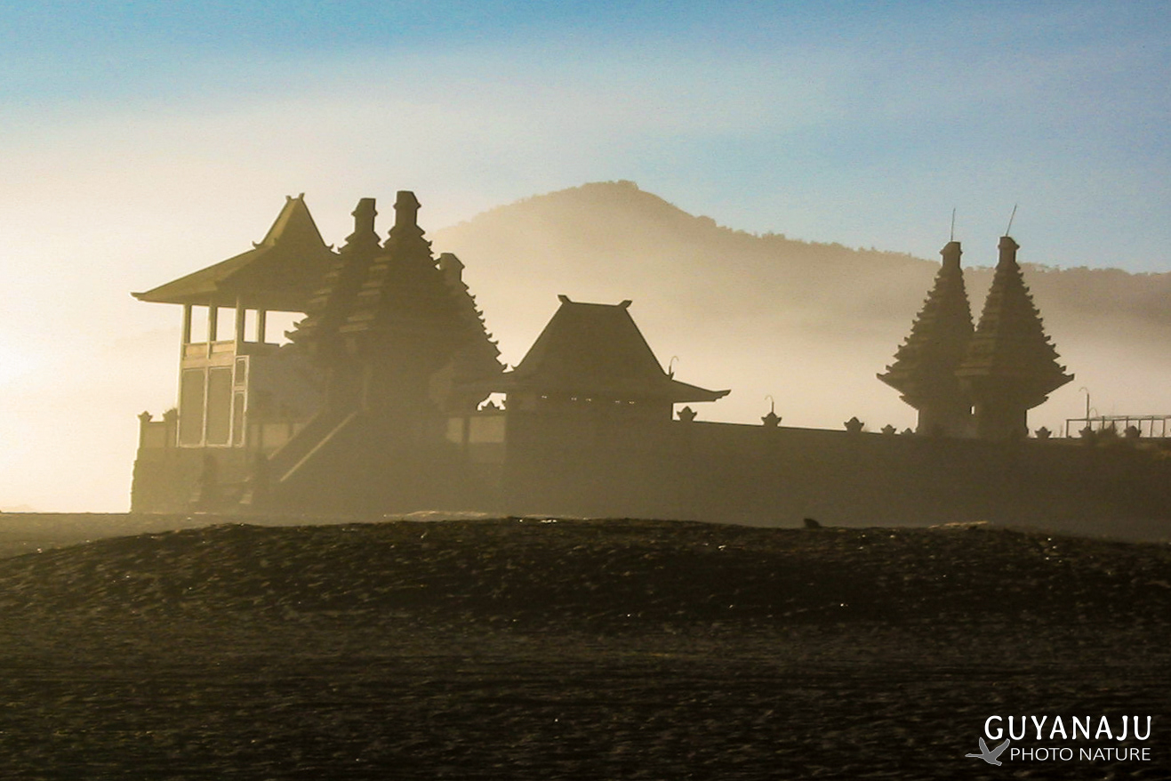 Temple dans la caldera du mont Bromo - Java