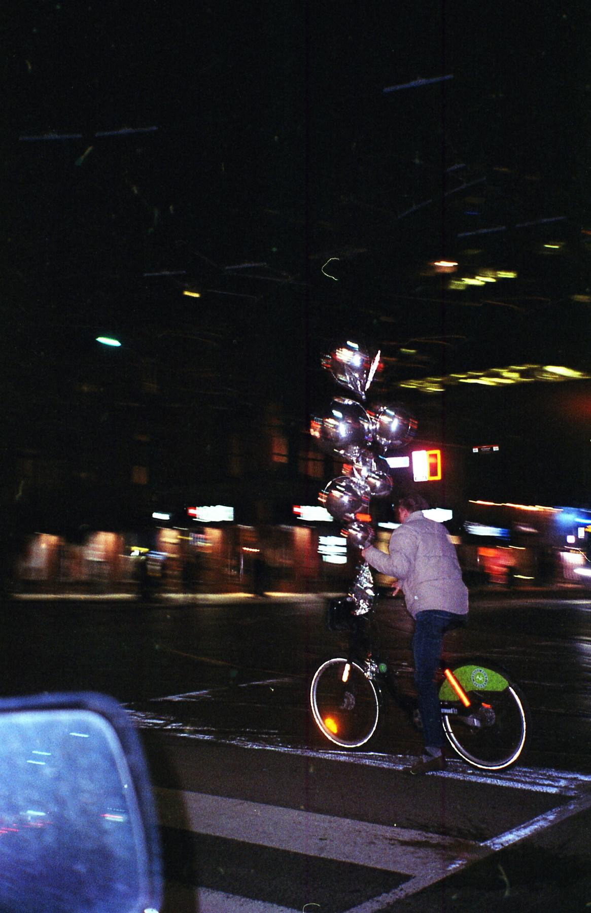 "le ballon métallique" Shot by Sabrina Narzoles. 2022