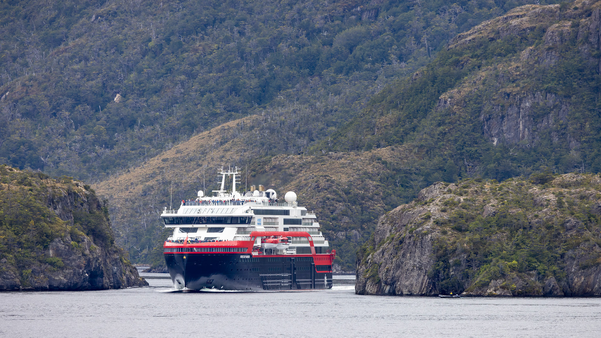 White Narrows, MS Fridtjof Nansen is a Norweigan cruise ship of about the same dimensions as the NG Resolution but carries a far greater number of passengers (530 vs 134)