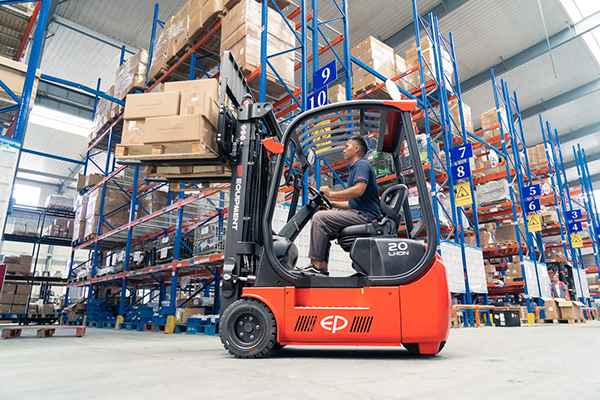 EP TDL161 and TDL201, lifting cartons high in the racking