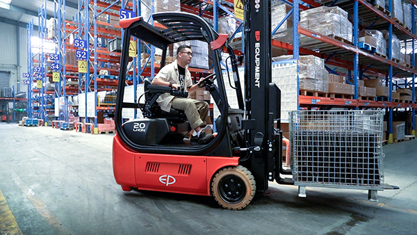 EP TDL161 and TDL201, moving a cage pallet in the racking