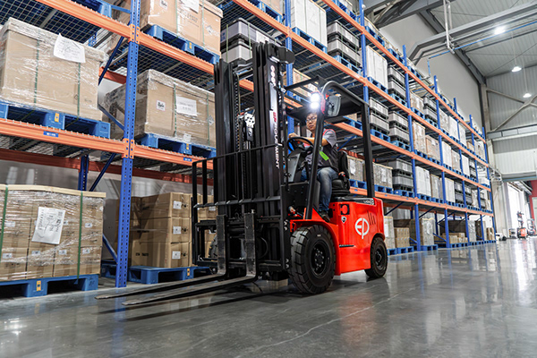 EP EFL183 electric forklift, lifting at the racking