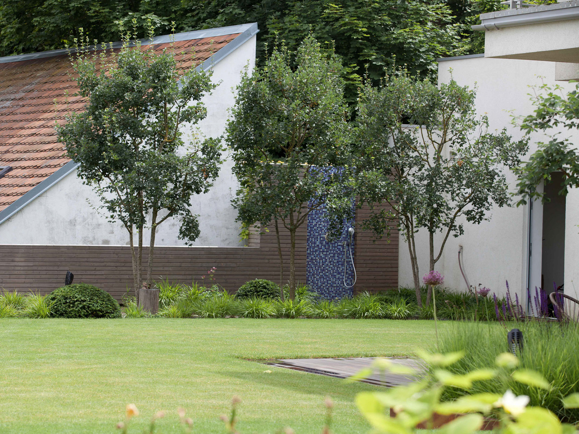 sprcha pri bazene v zahrade