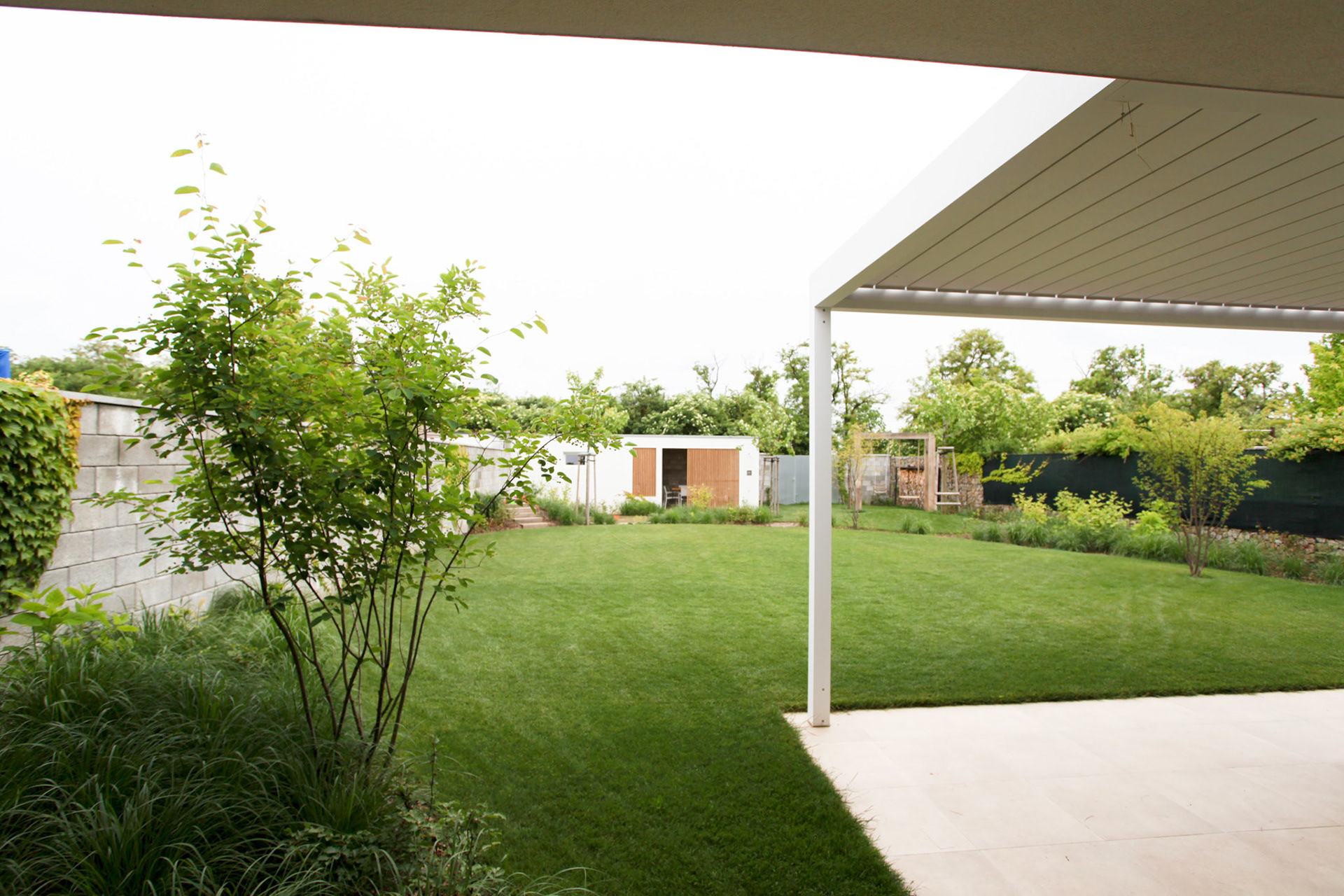 pergola v modernej zahrade