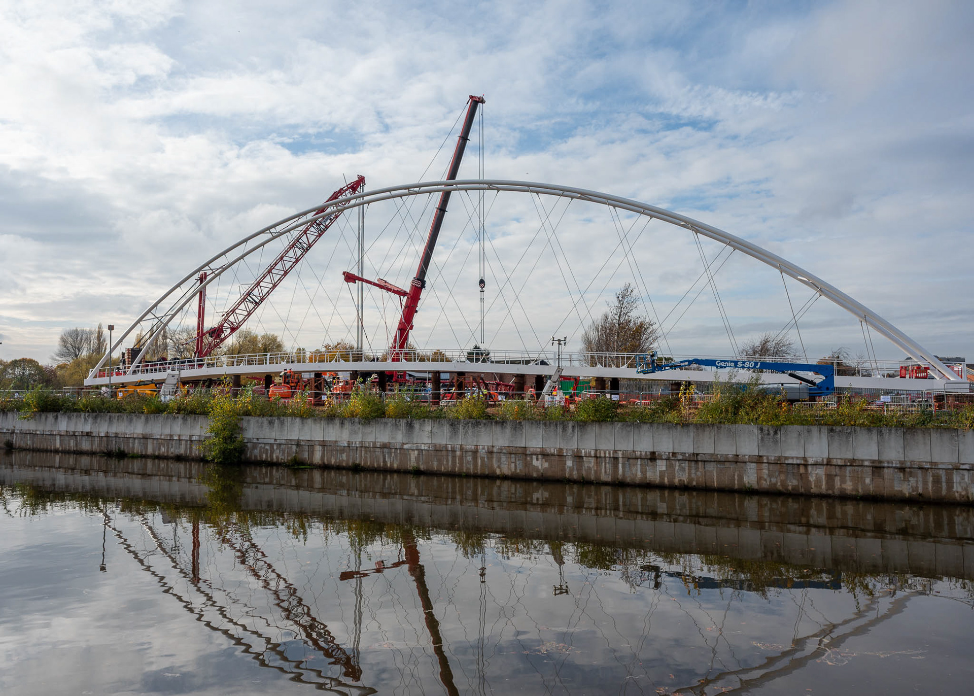 preparation for lifting the bridge over the river
