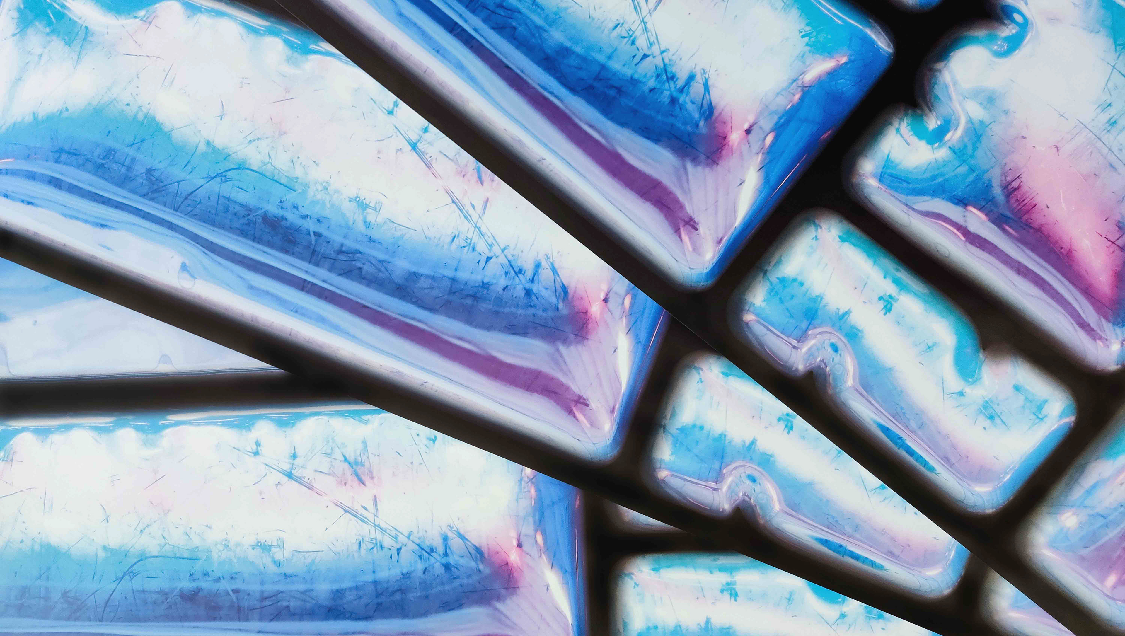 Plakate mit 3D-Visualisierung liegen aufgefächert