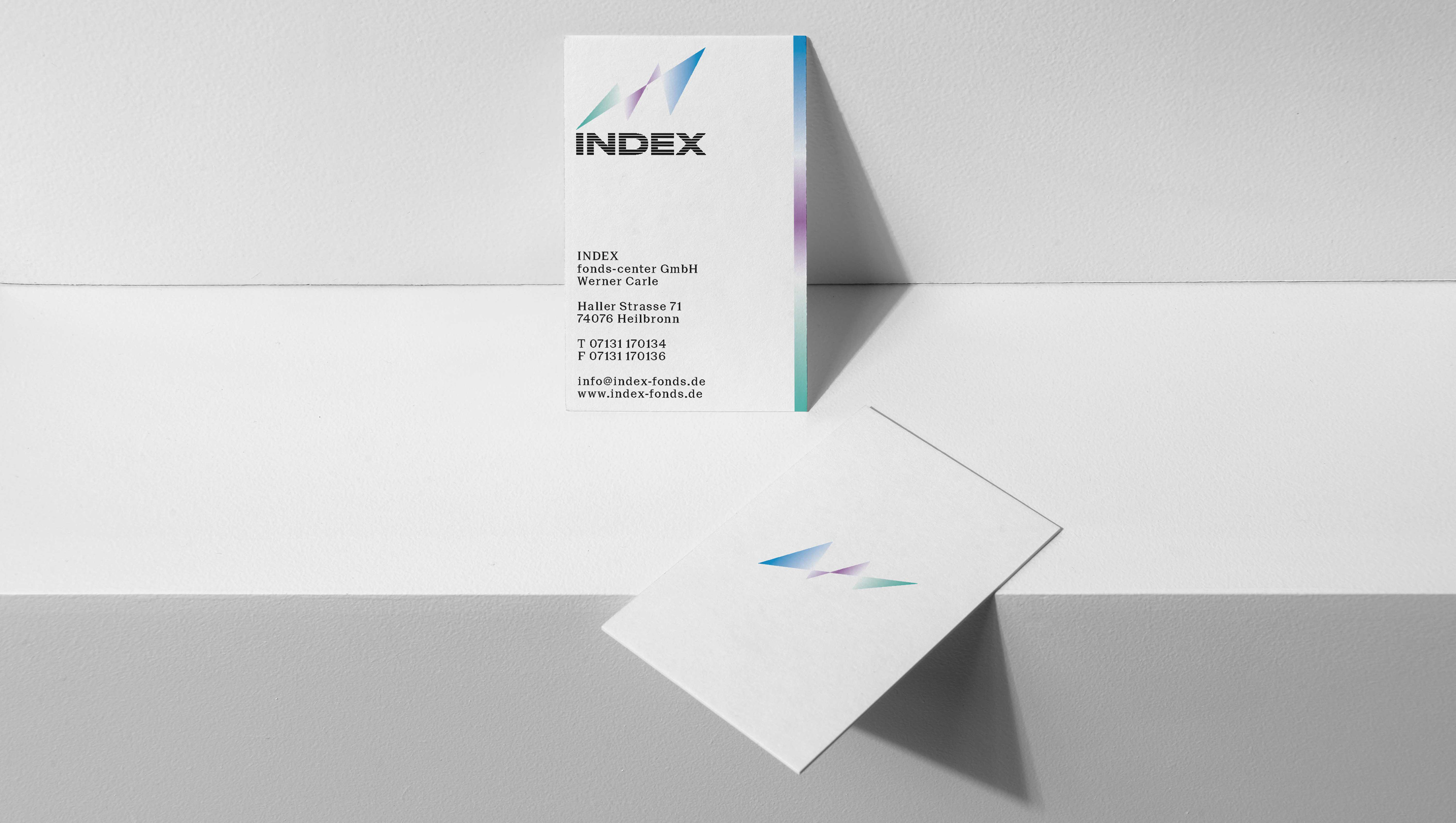 Corporate Design, Visitenkarten liegen übereinander, Farbverlauf