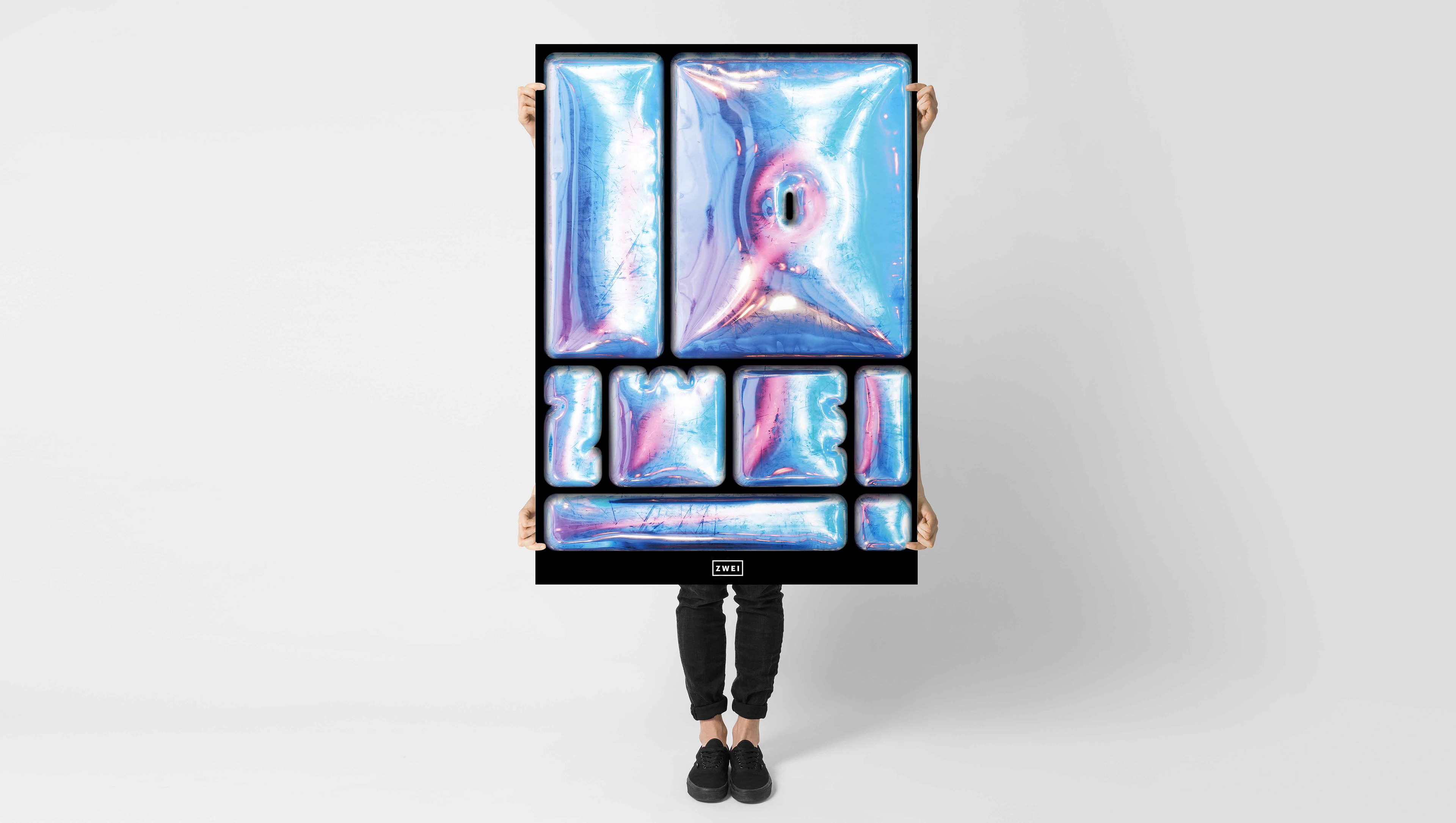 Frau hält Plakat mit 3D-Design hoch, metallig blau