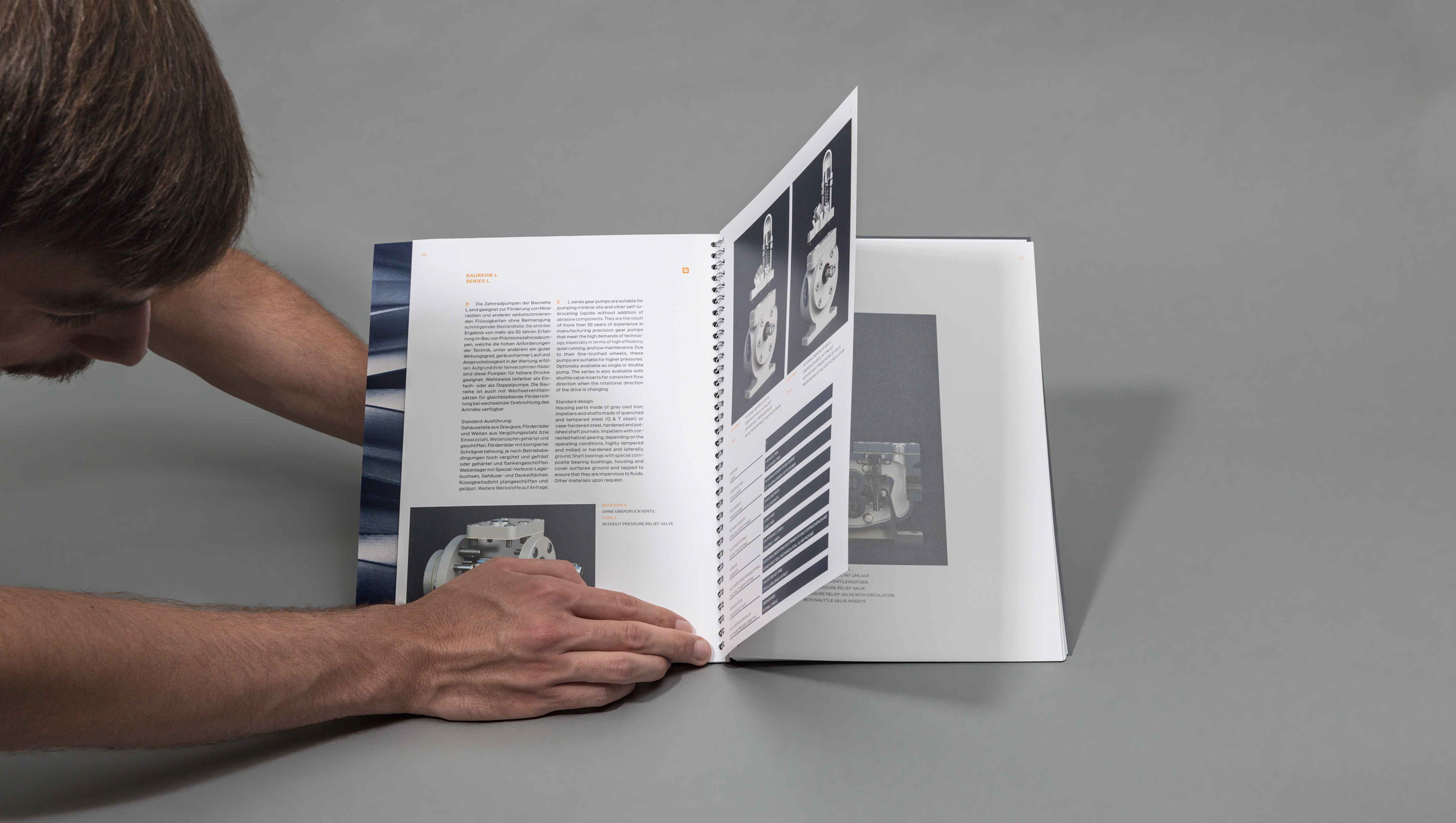 Produktkatalog mit Zahnradpumpen wird umgeblättert