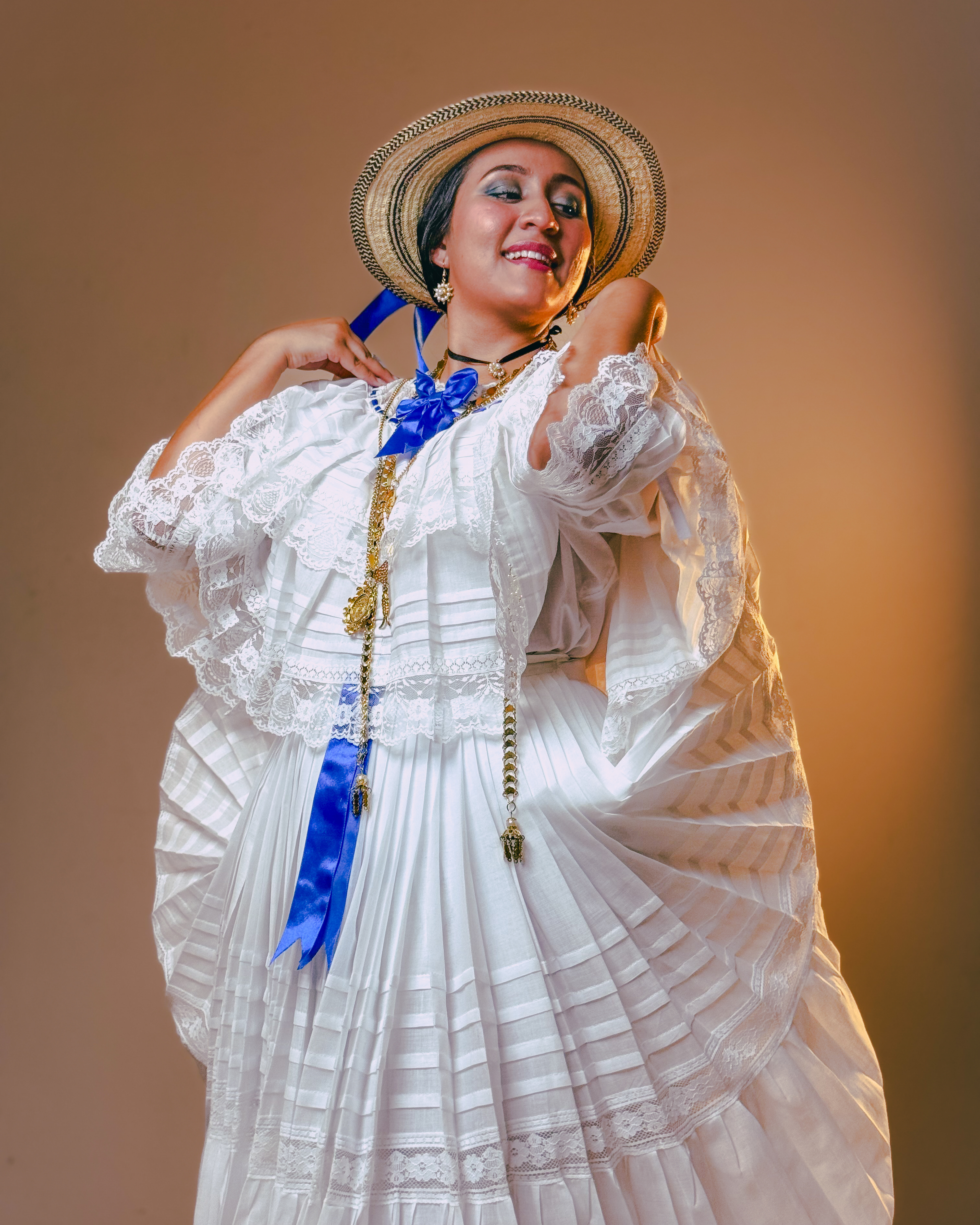 Sesión fotográfica elegante en Panamá con vestuario tradicional por SELAH Photography