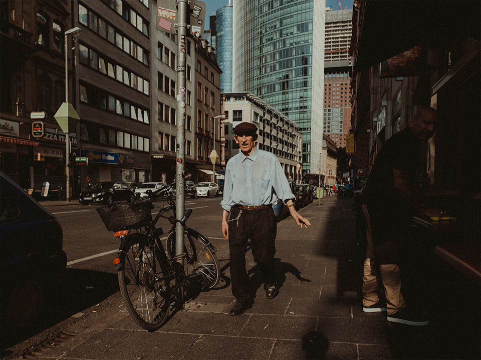 Old man greets a guy in Italian near Frankfurt Central Station, 2018