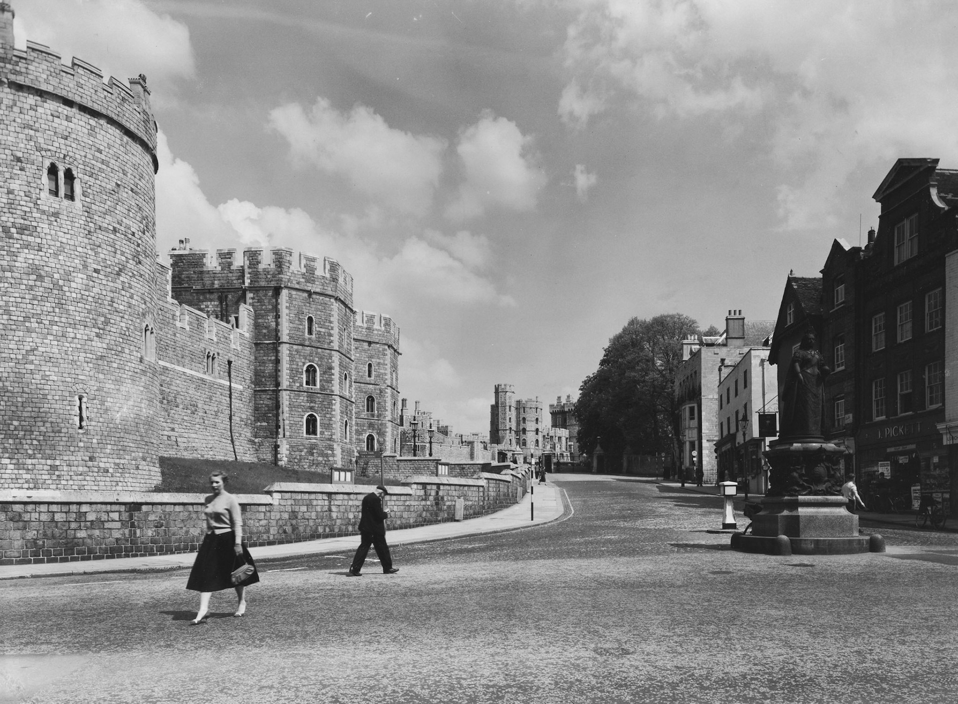 A F Kersting : Castle & Q. Victoria statue 8/5/1959