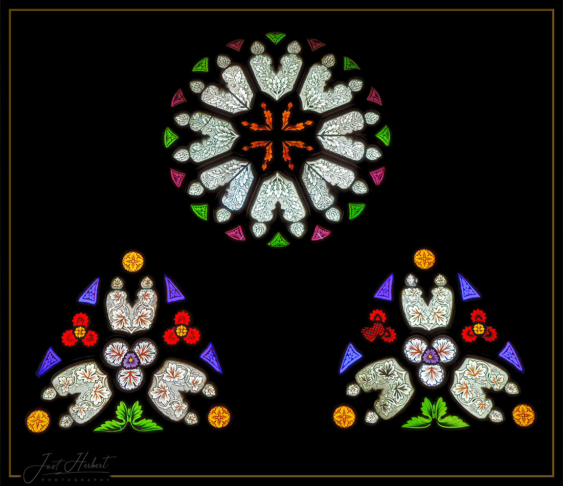 Kirchenfenster über dem Eingangsbereich