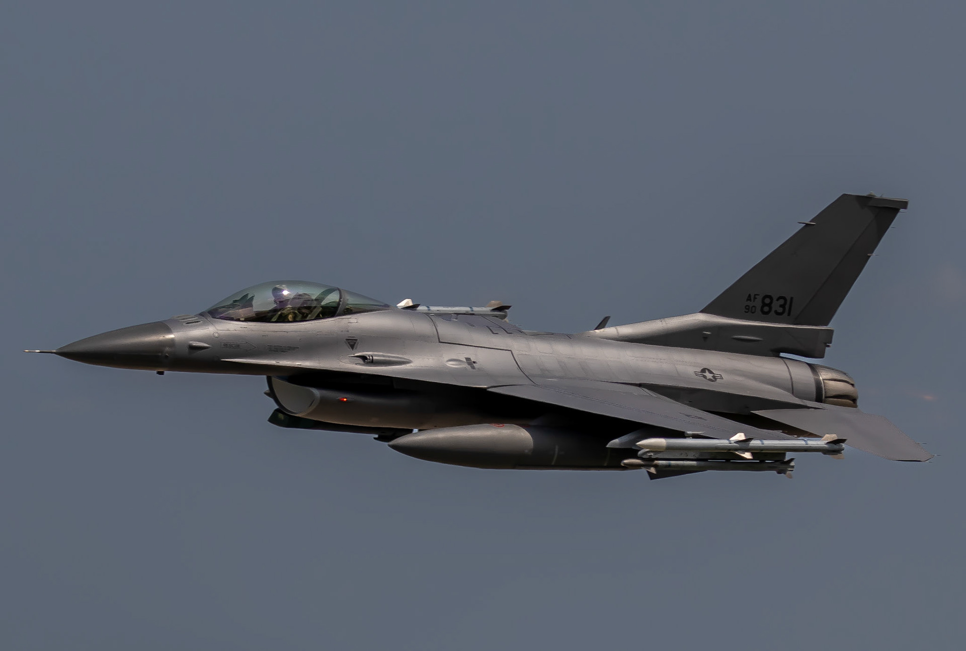 A F16 from Duluth making a low-high speed pass