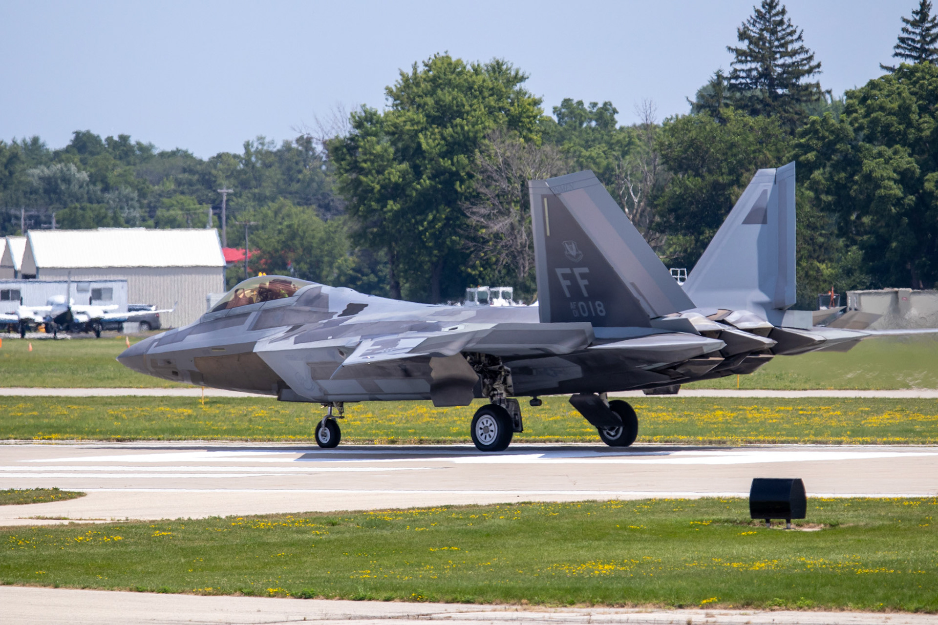 A F22 arrives with the Raptor Demo Team