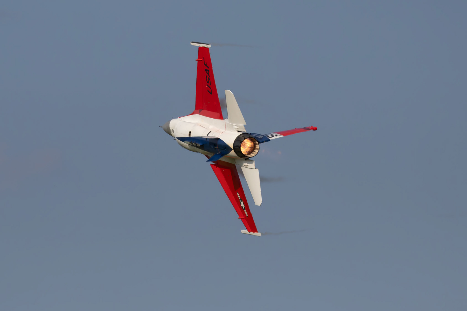 The F16 demo team breaking right