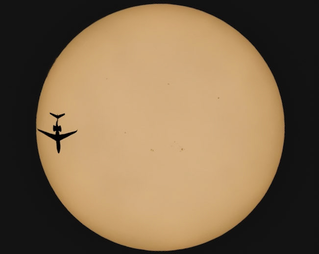✈️+☀️A Cessna 700 Citation Latitude (N829QS) zips in front of the Sun, seen Friday from the Space Coast of Florida. Operated by @NetJets, it was flying from Indianapolis (IND) to Miami (MIA) @ 34k ft &amp; 470 kts. (📷: me, flight data by @flightradar24)
