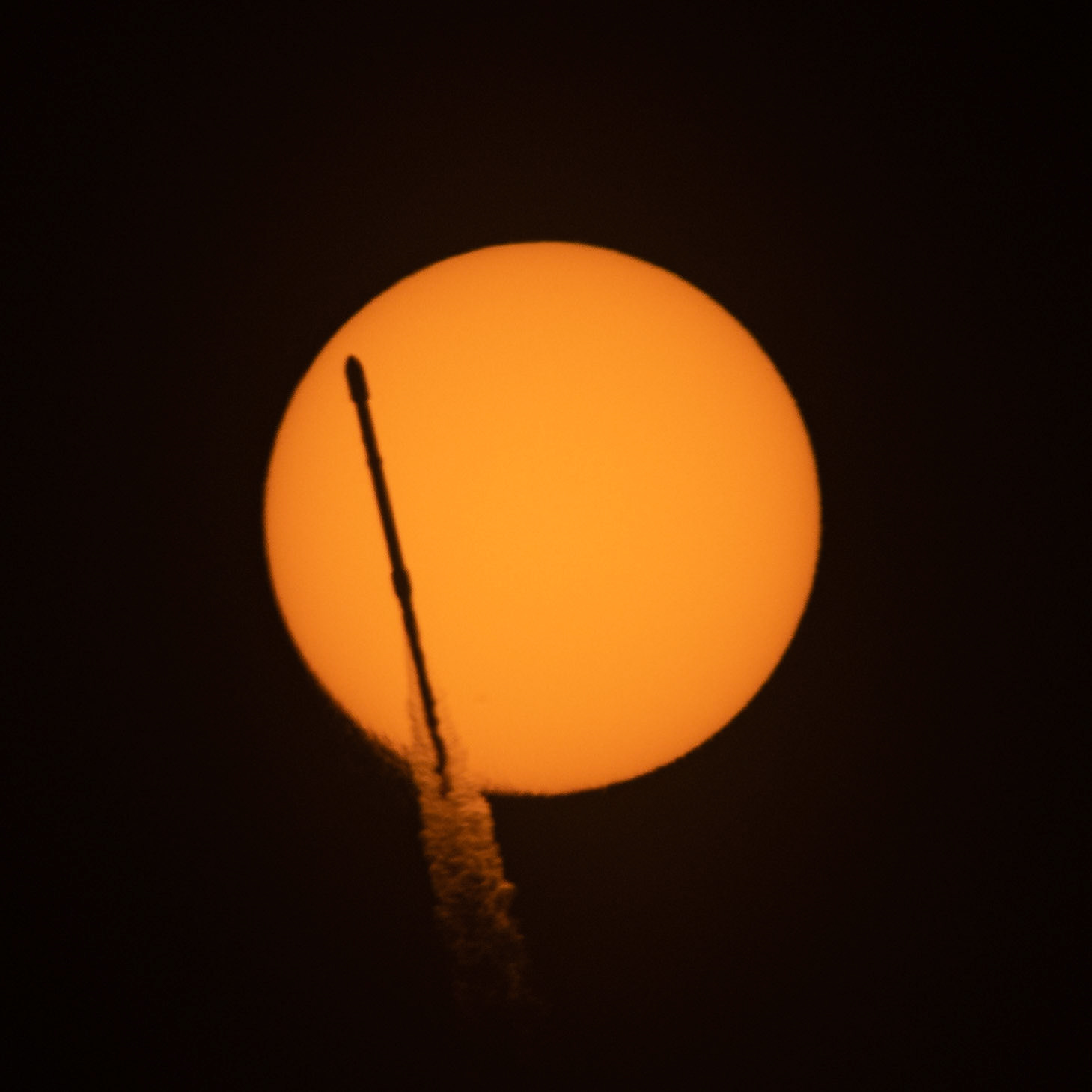 Good morning, Sun, and good morning, #Falcon9! This is the #SpaceX #Starlink rocket, passing in front of the Sun, seen Wednesday morning from Titusville, Florida.