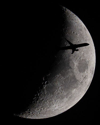Sunday night over Florida's Space Coast as an Airbus A321-211 transits the 35% waxing Moon. Delta Air Lines flight 866 was traveling from Miami (MIA) to Detroit (DTW) at 493 knots &amp; 28,925 feet (&amp; climbing).📷:me, flight details: Flightradar24.com