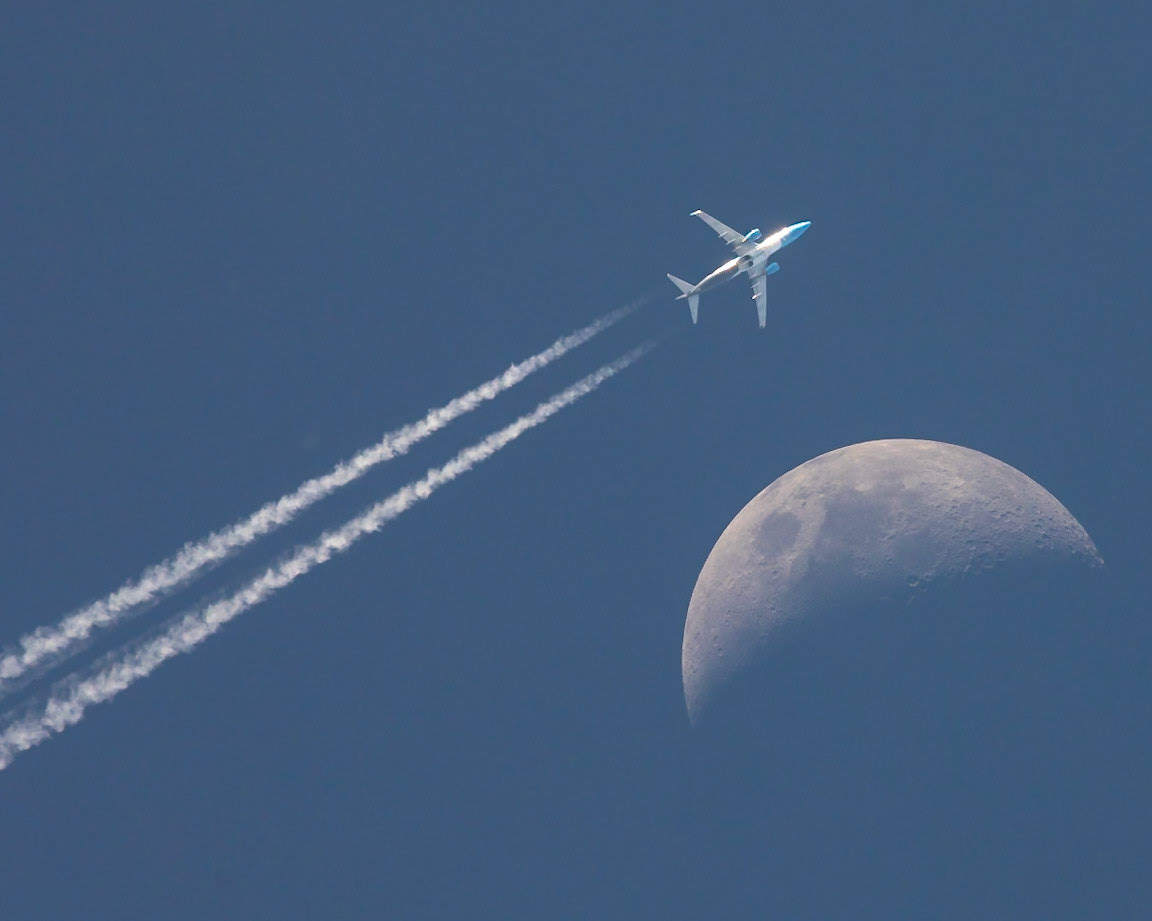 ✈️: Boeing 737-83N flown by Amazon Air / Atlas Air🌔: 36% waxing crescentThe jet was traveling from Cincinnati, OH (CVG) to Miami, FL (MIA) @ 38k feet &amp; 470 knots when it passed over the Space Coast (FL) for this shot.(📷: me, flight data by Flightradar24.com)#planespotting #avgeek