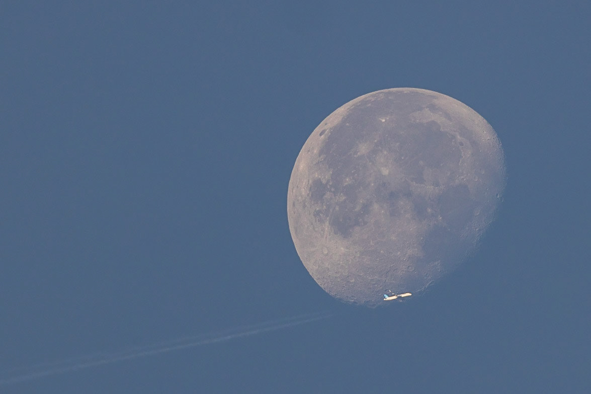An Airbus A320-232 grazes the 86% illuminated Moon, seen Wednesday morning from the Space Coast of Florida. According to @flightradar24, it's JetBlue flight 1360 traveling from Kingston (KIN) to New York (JFK) at 38,975 feet &amp; 456 knots. #AvGeek #planespotting