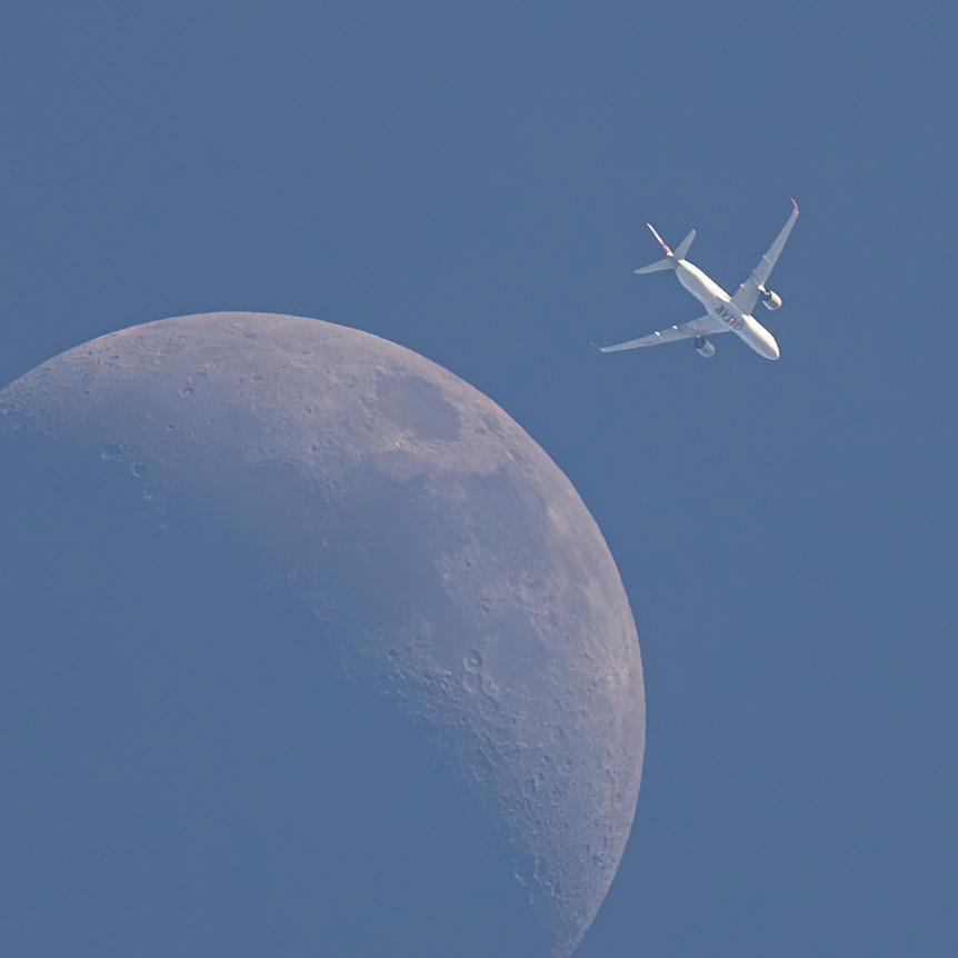 Airbus A350 vs the 37% waxing moon, seen Friday from the Space Coast.That’s Qatar Airways flight QR777 traveling from Doha (DOH) to Miami (MIA) @ 505kts &amp; 35k feet.(📷: me, flight data by Flightradar24.com)