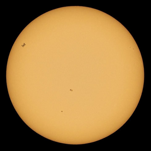 It's a sunny Memorial Day on the Space Coast as the International Space Station (top left) zips in front of the Sun at 2:44pm (ET). There are currently 7 astronauts on board the orbiting laboratory as it travels around the Earth at over 17,500mph. (📷:me)