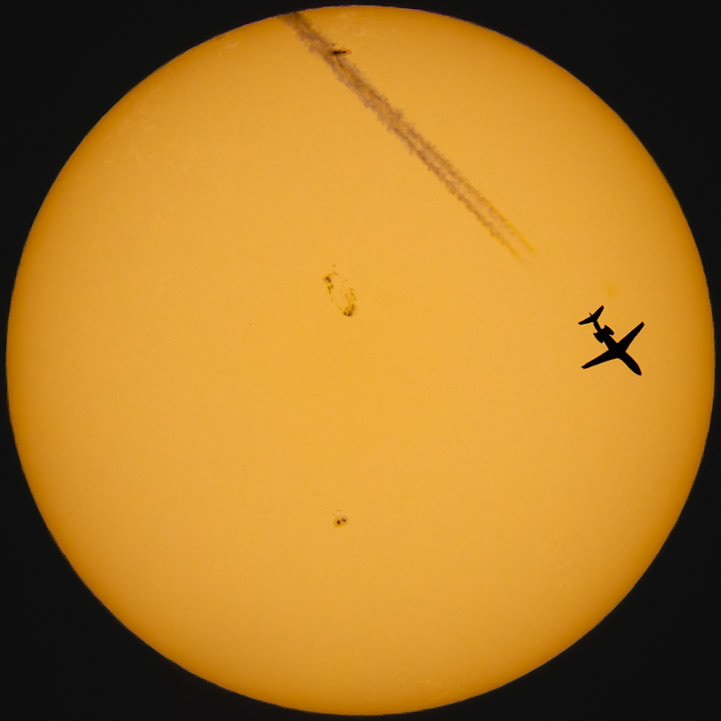 A Pilatus PC-24 (N40TX) crossed the Sun @ 43,000 ft &amp; 393 kts, trailing a long contrail across the upper limb. The solar surface has come back to life a little, several sunspot groups scattered across the disk behind the jet. July 20. 📷: me, flight data: @flightradar24